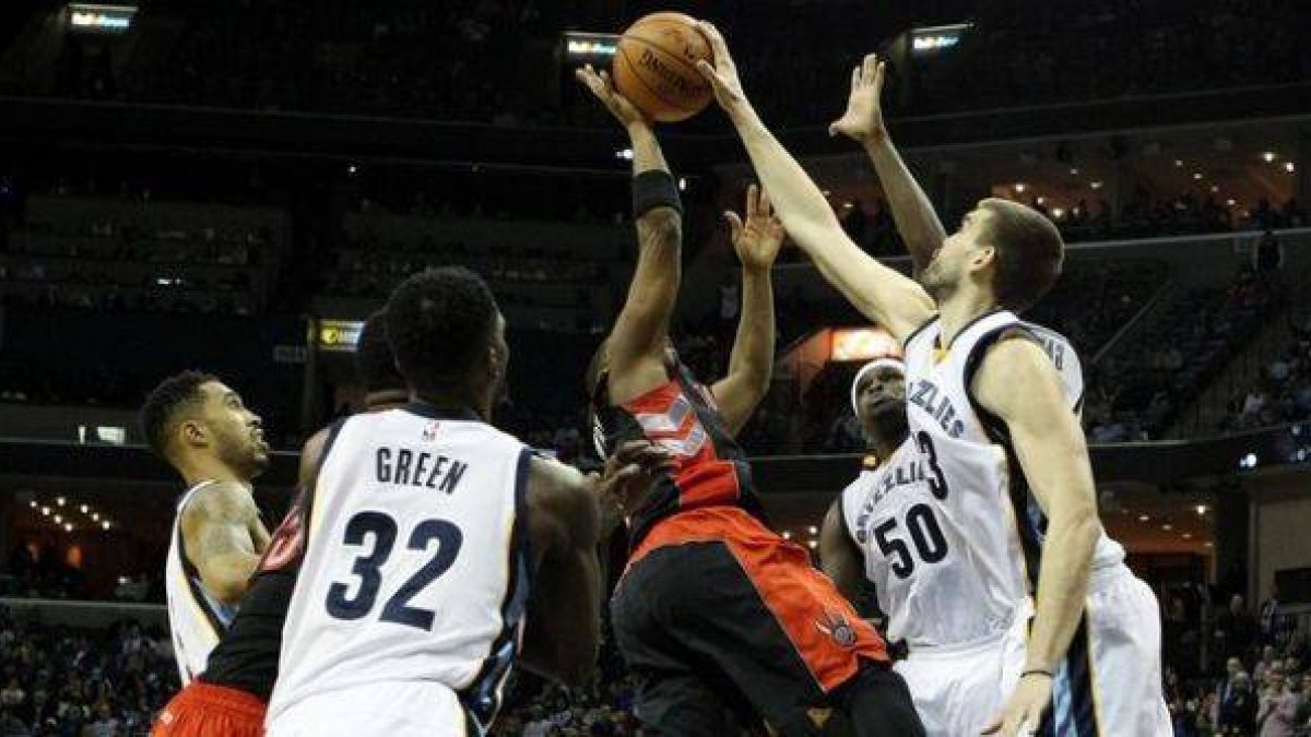 Marc Gasol tapona un lanzamiento de Lowry, en el partido ante los Raptors.-Foto: MIKE BROWN / EFE