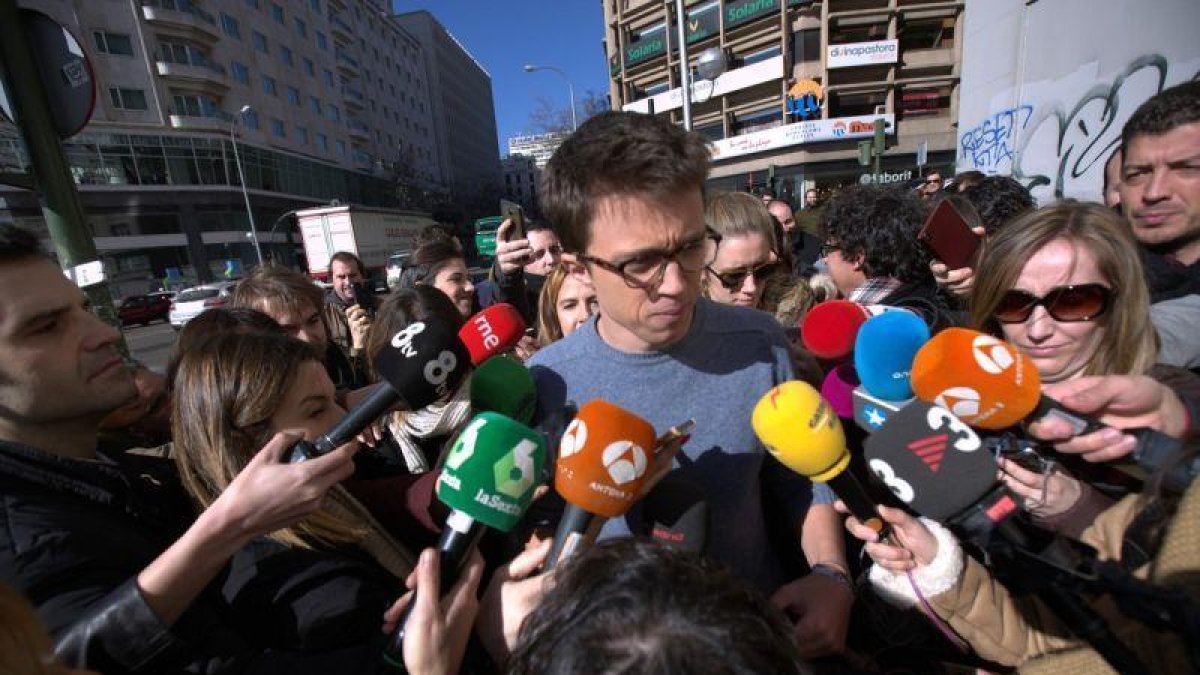 Íñigo Errejón tras la reunión sobre propuestas de documentos políticos, celebrada a puerta cerrada.-DAVID CASTRO
