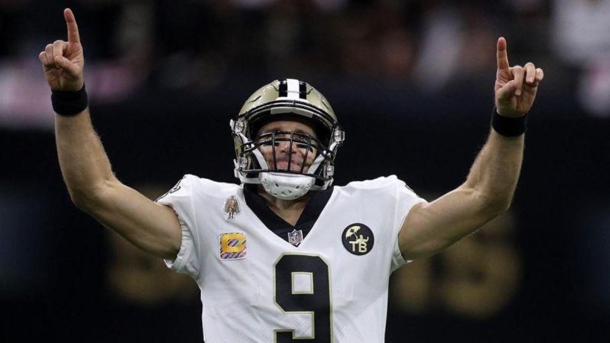 Drew Brees celebra su récord histórico.-EL PERIÓDICO