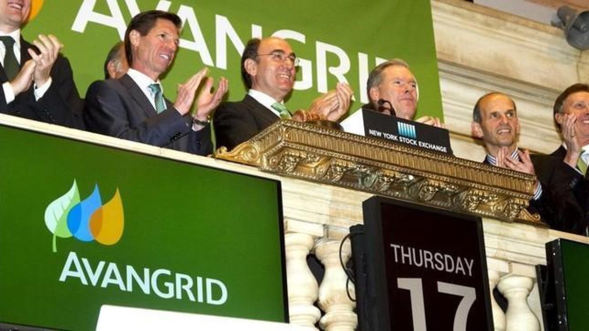 El presidente y consejero delegado de Iberdrola Ignacio Sanchez Galan (3i) junto al presidente de UIL Holding Co James P Torgerson (2i) durante el acto de apertura de la Bolsa de Valores de Nueva York.-EFE / MIGUEL RAJMIL