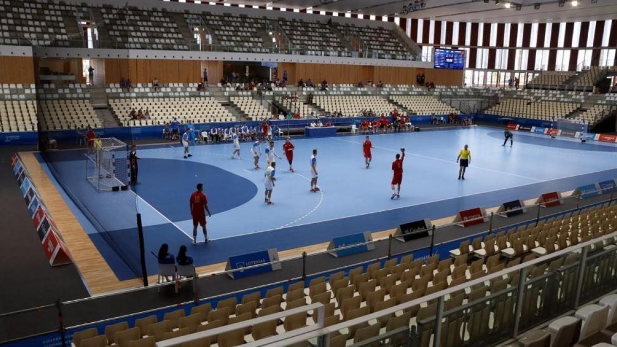 Aspecto desolador del Palau dEsports Catalunya en un partido de balonmano entre Eslovenia y Montenegro.-ACN / ROGER SEGURA