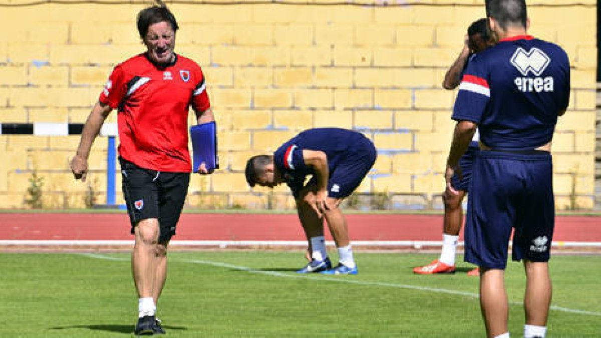 El técnico del Numancia, Juan Antonio Anquela. / ÁLVARO MARTÍNEZ-
