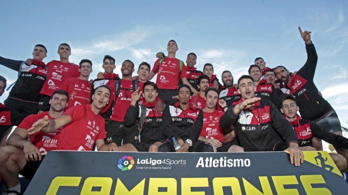 Los deportistas del Atletismo Numantino, ayer, en la final de la Liga de Atletismo.-MARIO TEJEDOR