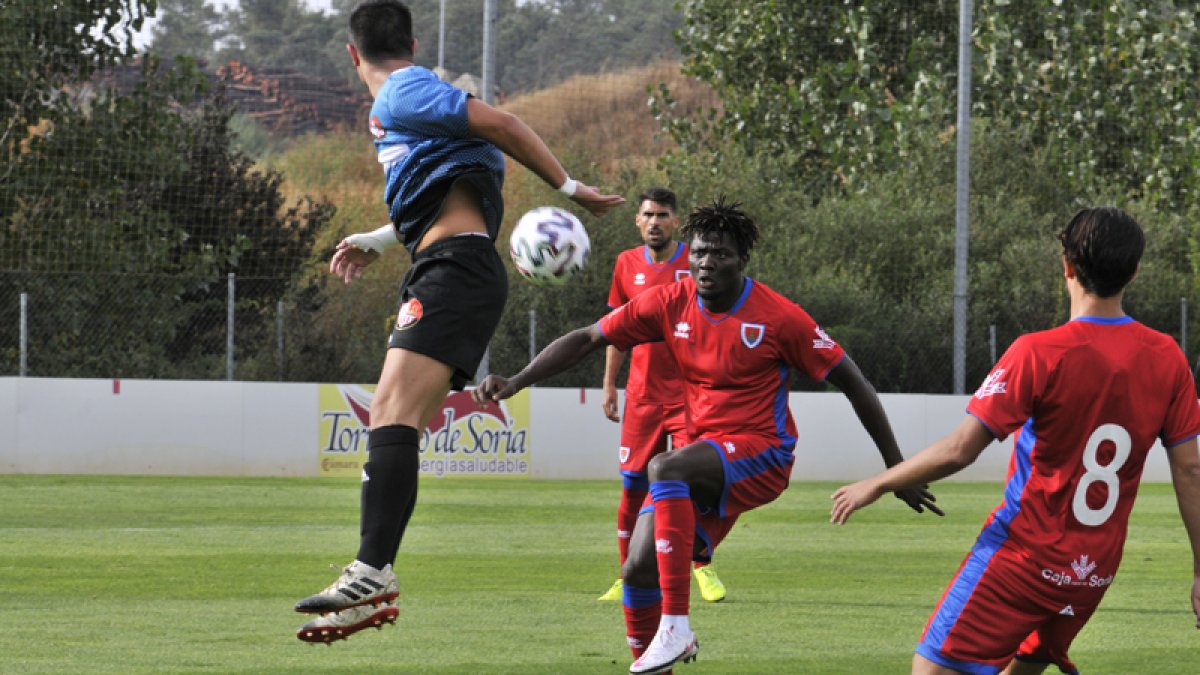Bikoro en el primer encuentro de la pretemporada del Numancia ante el Logroñés. VALENTÍN GUISANDE