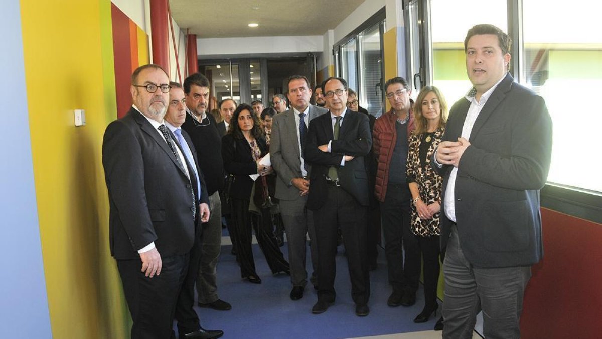 Representantes políticos y de la comunidad educativa visitan la ampliación.-VALENTÍN GUISANDE