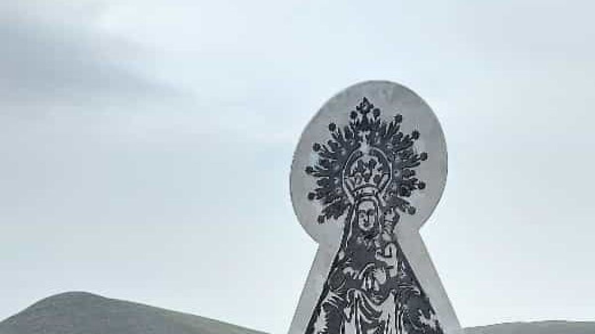 Detalle de la imagen de la Virgen de los Milagros recién colocada en el Moncayo. HDS