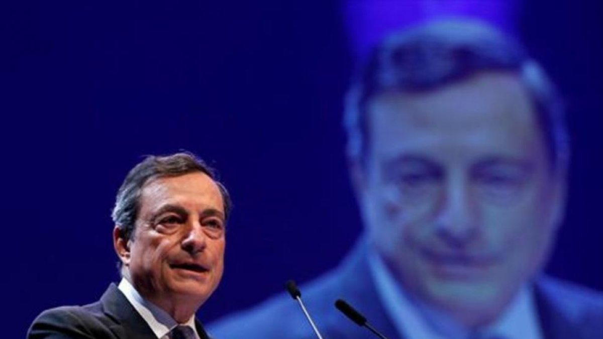Mario Draghi, presidente del BCE, ante la prensa en junio pasado.-REUTERS / FRANCOIS LENOIR