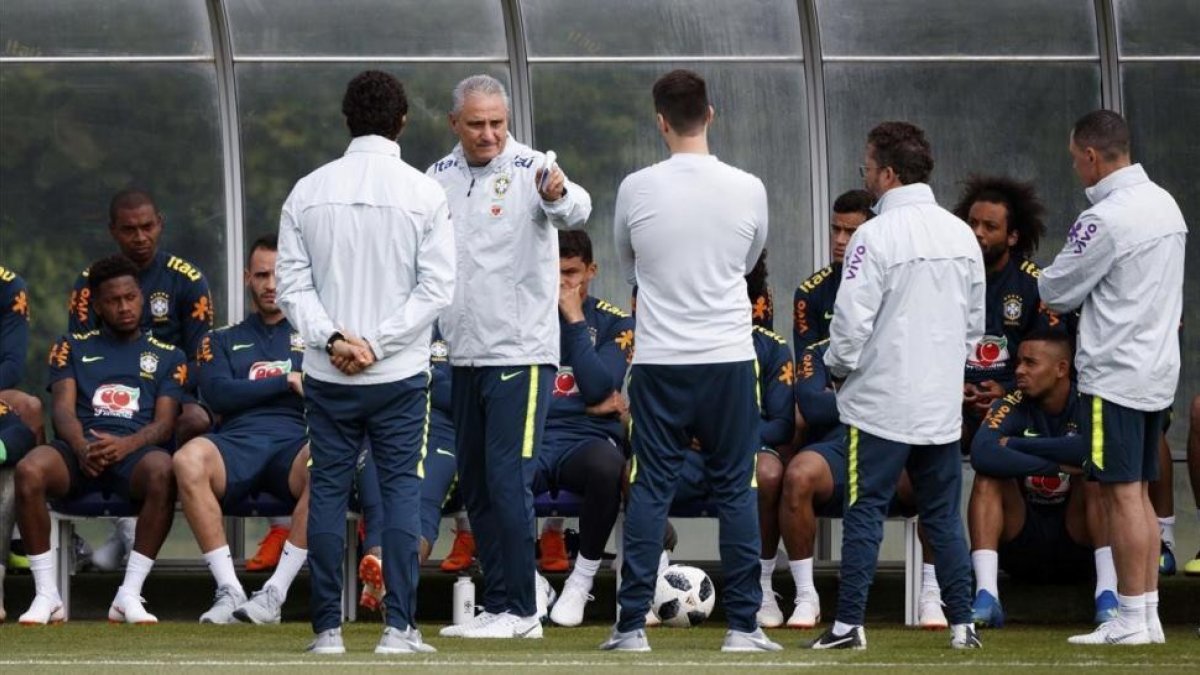 Tite, seleccionador brasileño, durante un entrenamiento de Brasil en Londres.-/ AP / JOHN WALTON