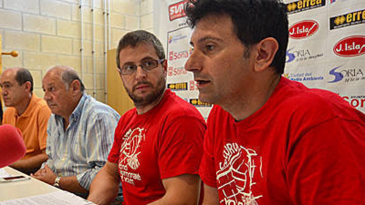 Los responsables de la Curva Soriana durante la rueda de prensa en la que anunciaron que iban a intentar salvar el equipo de voleibol. / ÁLVARO MARTÍNEZ-