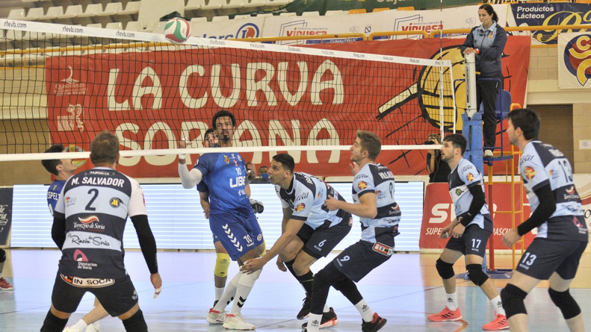La rotación del Río Duero Soria no funcionó ayer ante L’Illa Grau a partir del segundo parcial. VALENTÍN GUISANDE