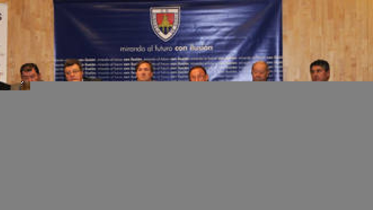 El Consejo de Administración del Numancia en la Junta de Accionistas de ayer. / V. Guisande-