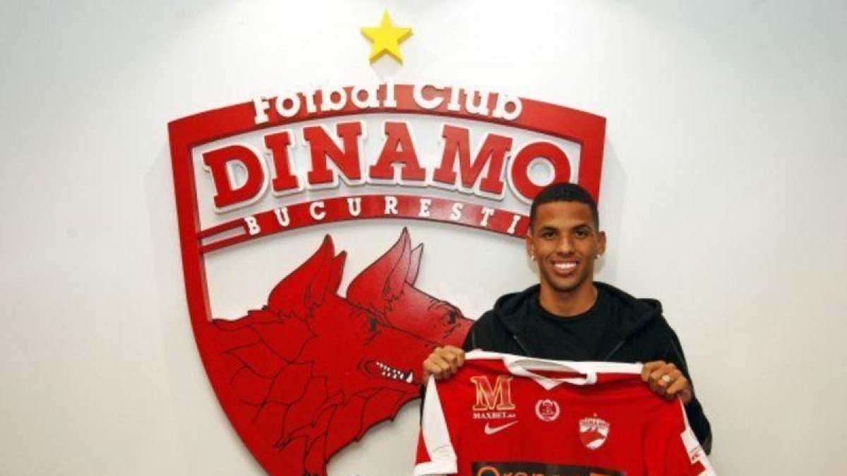 Rivaldinho, con su nueva camiseta.-TWITTER