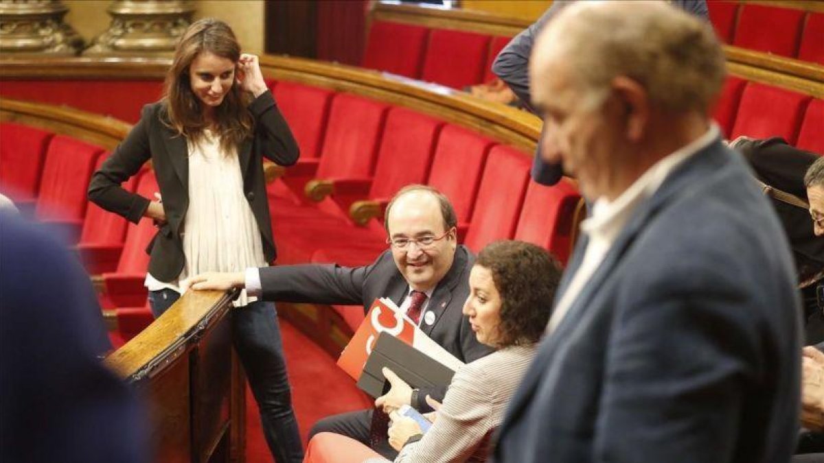 Diputados del PP y del PSC durante el parón del pleno.-JULIO CARBÓ