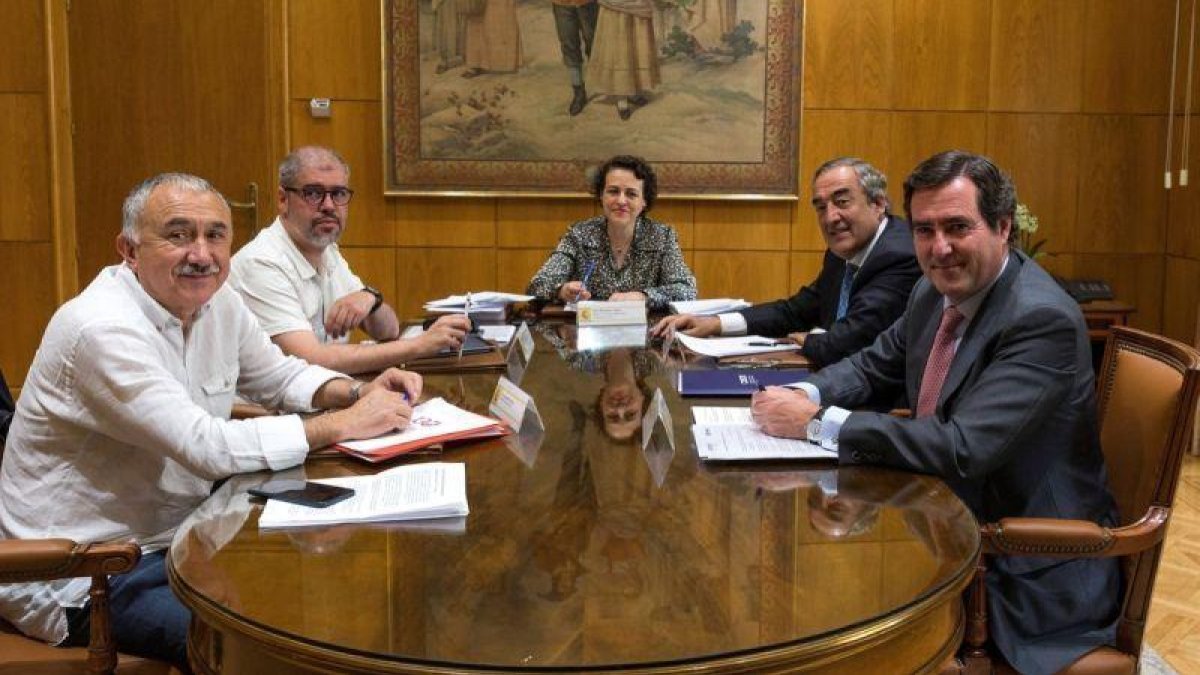 La ministra de Trabajo, Magdalena Valerio, durante una reunión con los presidentes de CEOE, Cepyme, UGT y CCOO.-RODRIGO JIMÉNEZ (EFE)