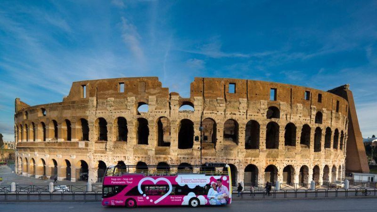 El bus turístico de Roma gestionado por Julià.-
