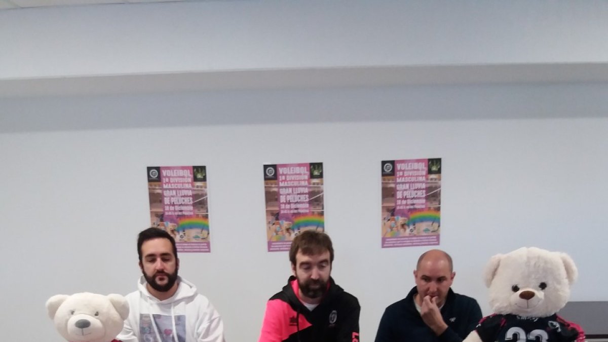 Ocón, Moreno y Cabrerizo en la presentación de la acción solidaria ‘lluvia de peluches’. T.R.
