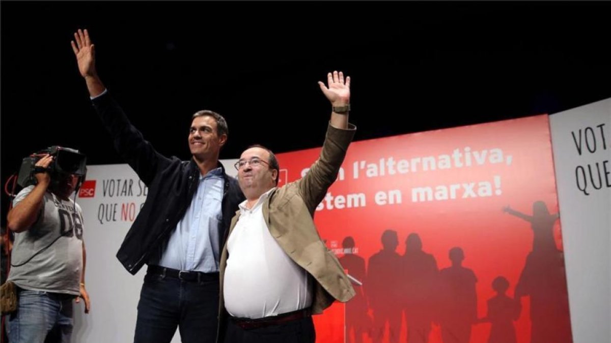 Pedro Sánchez y Miquel Iceta en Badalona.-EFE / TONI ALBIR