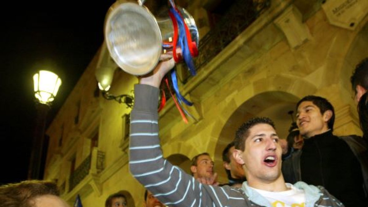 Alberto Salas levantando el título de campeones de Copa 2008. HDS