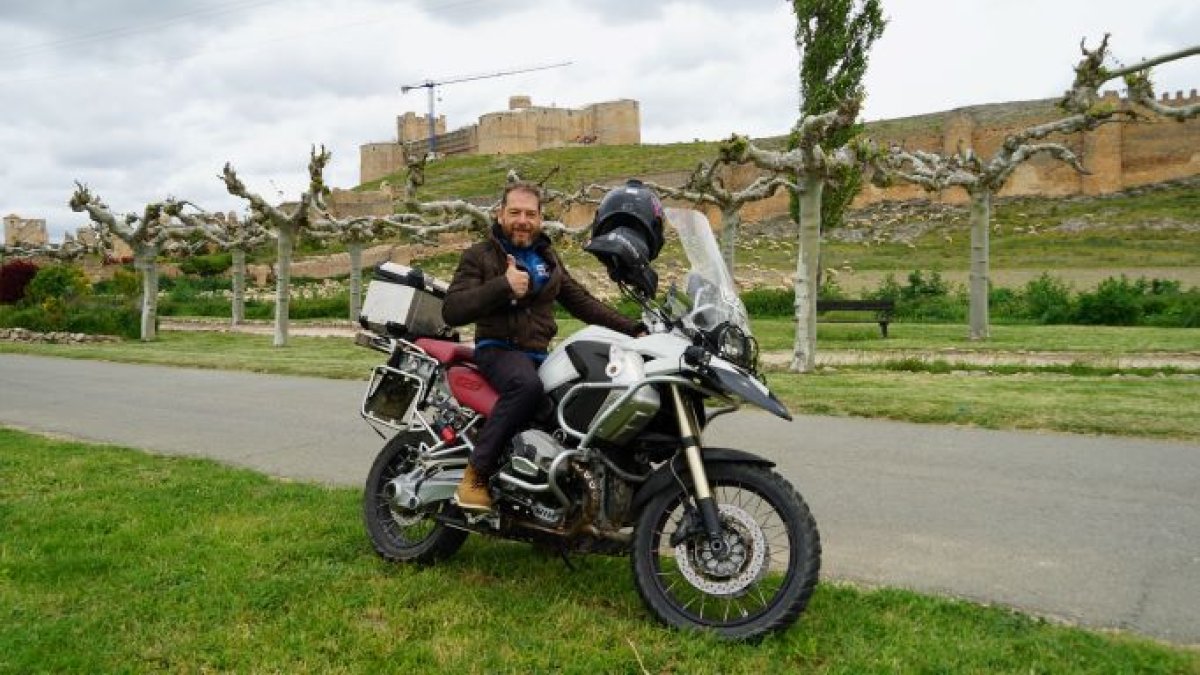 Miquel Silvestre rodando para la serie documental El Nómada de la moto, en Berlanga de Duero. HDS