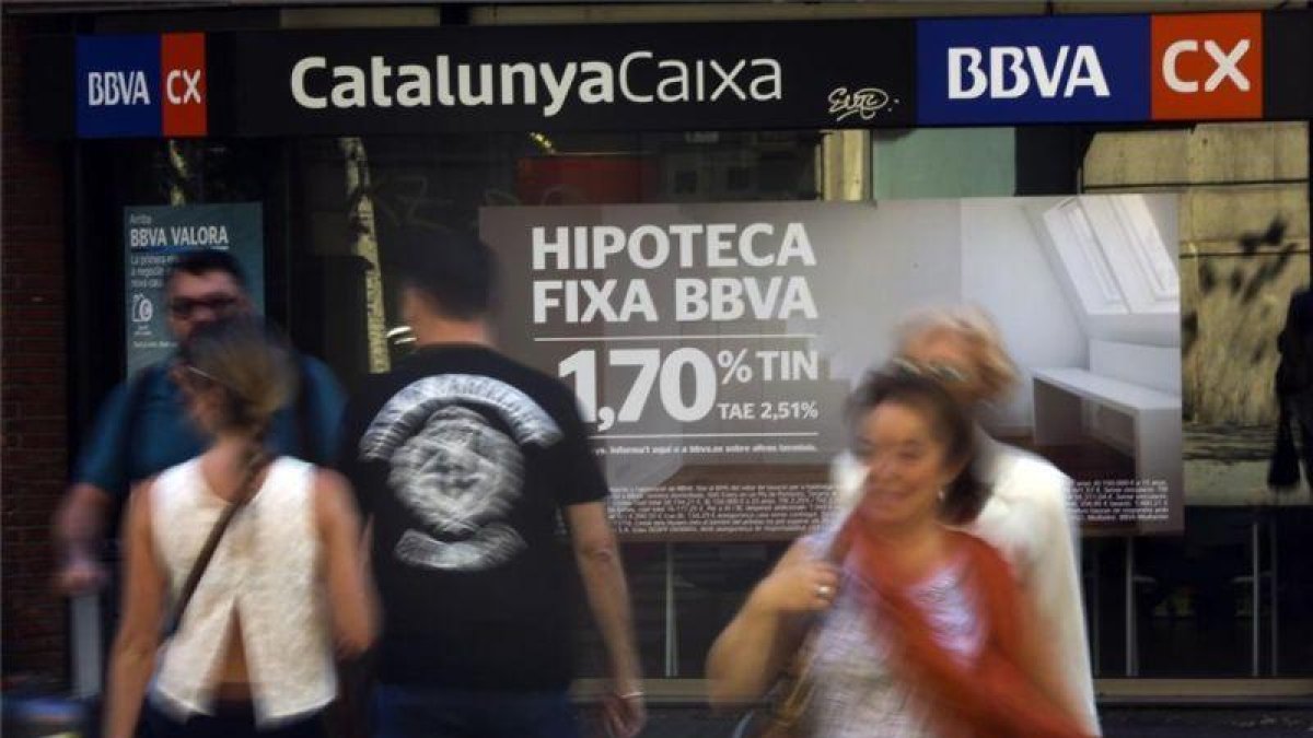 Anuncios de hipotecas en una entidad bancaria en Barcelona.-DANNY CAMINAL