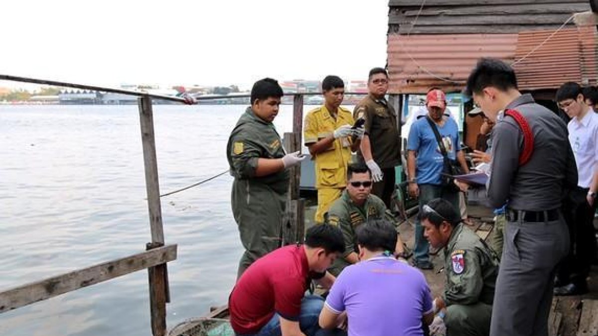 Agentes de policía de Tailandia, junto al lugar del hallazgo del cuerpo del ejecutivo catalán en Bangkok.-EFE