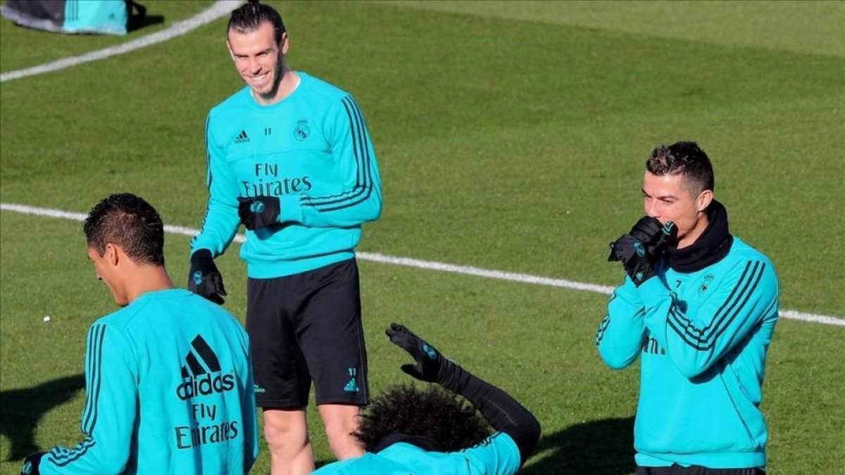 Bale, Ronaldo, Marcelo y Varane, durante el entrenamiento de este viernes en Valdebebas.-JUAN MANUEL PRATS