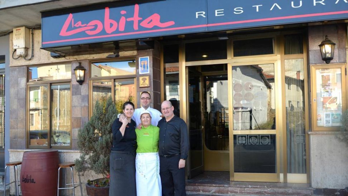 Miembros del restaurante La Lobita.-