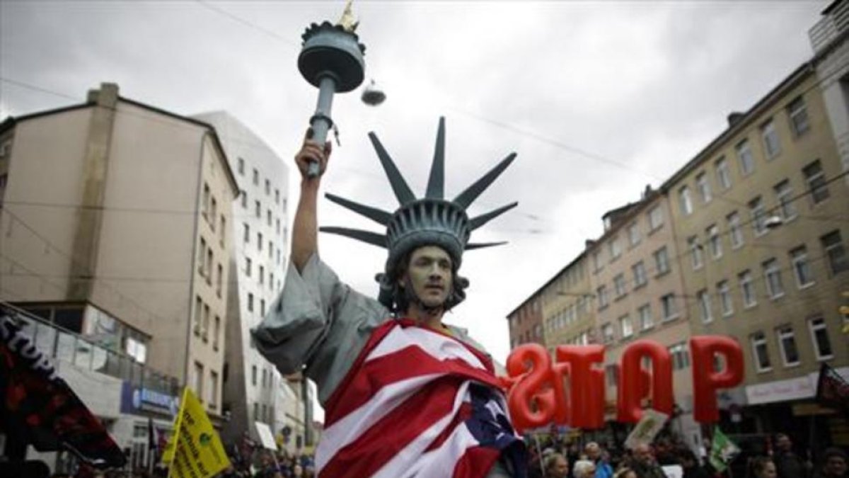 Manifestación contra el TTIP en Hannóver, con motivo de la visita de Barack Obama a la ciudad alemana, el pasado 23 de abril.-AP / MARKUS SCHREIBER