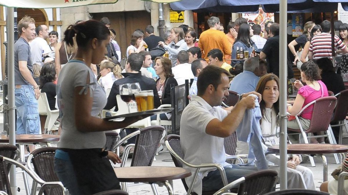 La contratación en hostelería aumenta considerablemente durante los meses de verano.-ALVARO MARTÍNEZ