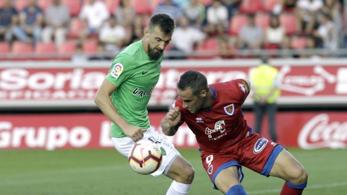 El Numancia juega hoy en La Romareda frente al Real Zaragoza.-LUIS ÁNGEL TEJEDOR
