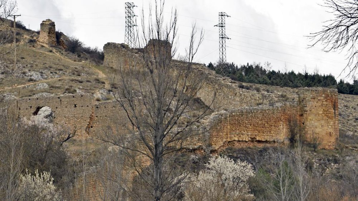 La muralla de las márgenes y la ladera del Mirón.-Noelia Martínez