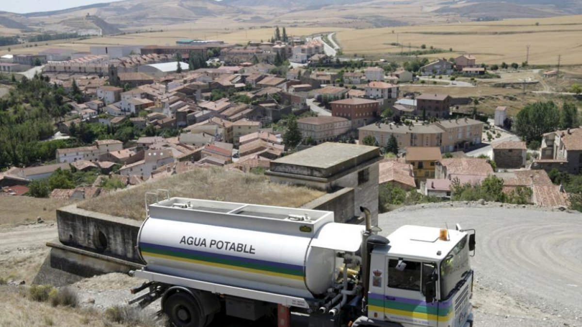 Una de las cisternas de la Diputación abasteciendo el depósito de San Pedro Manrique.-HDS