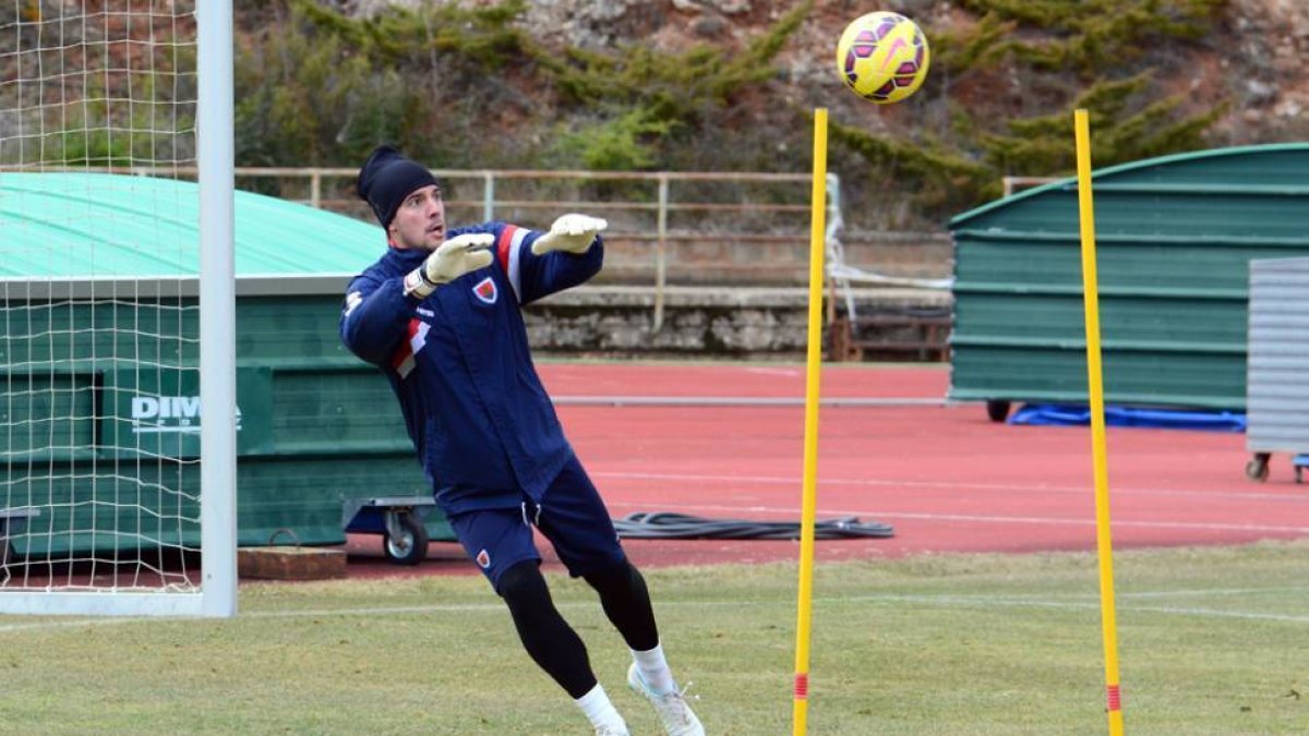 El arquero del C.D. Numancia, Biel Ribas, en un entrenamiento.-ÁLVARO MARTÍNEZ