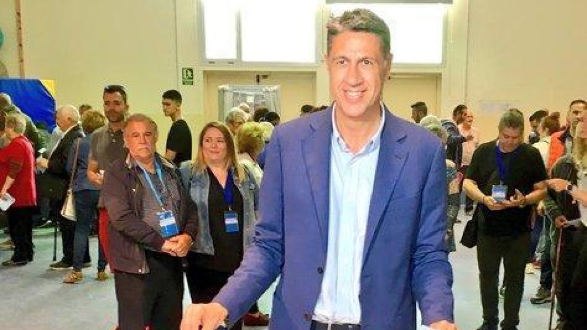 El líder del PP en Badalona, Xavier García Albiol, votando en las elecciones municipales este 26 de mayo.-TWITTER PP BADALONA
