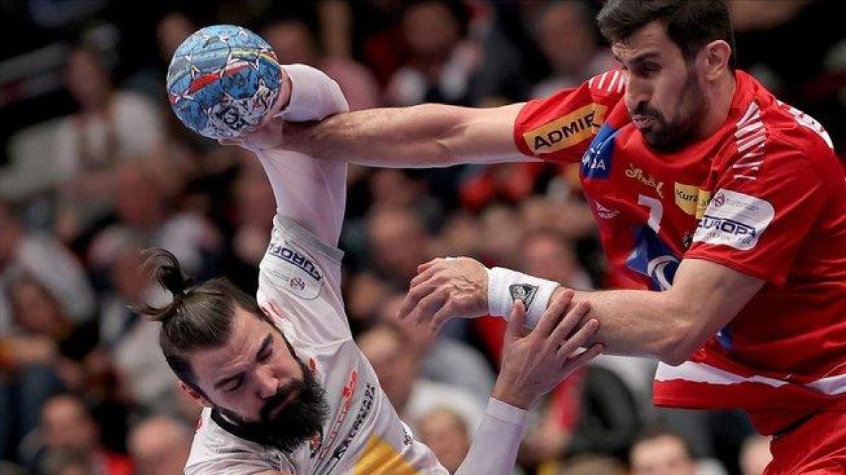 orge Maqueda recibe la falta del austríaco Bozovic en el partido.de Viena-VALDRIN XHEMAJ (EFE)