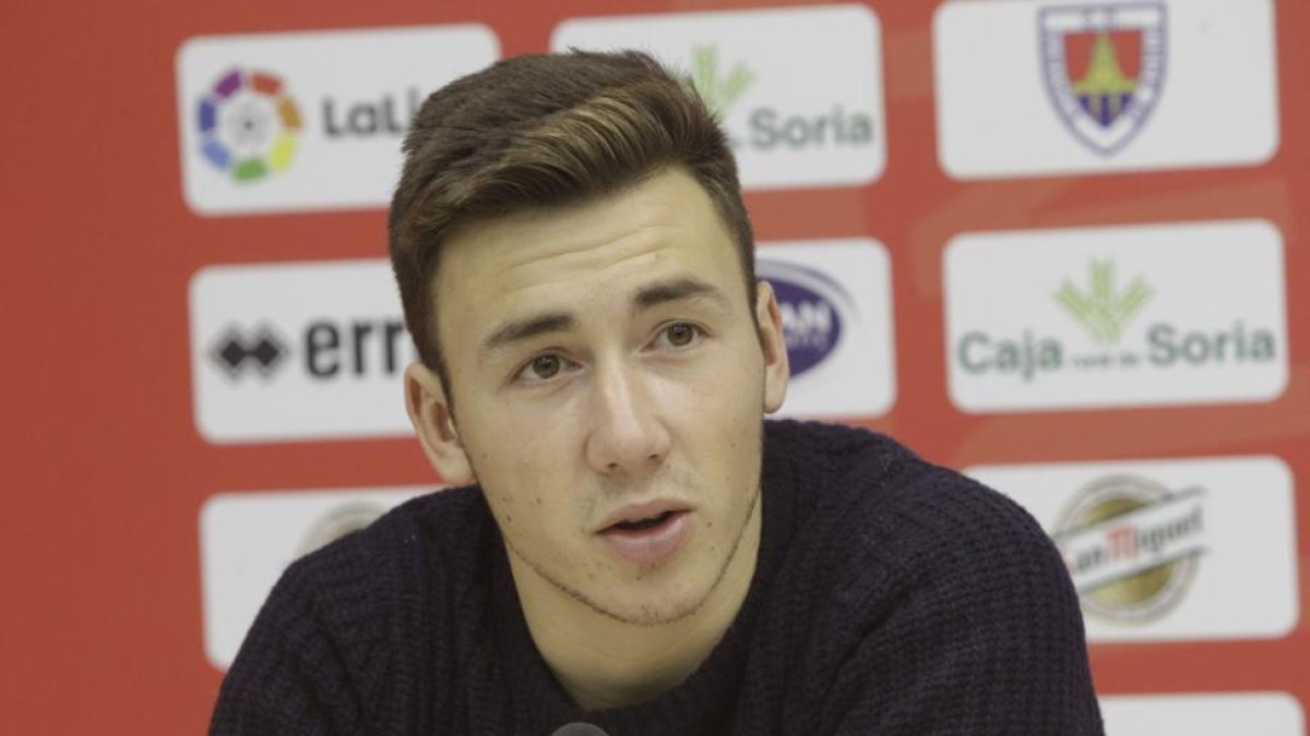 Saúl García, durante su presentación como jugador rojillo ayer en la sala de prensa de Los Pajaritos.-LUIS ÁNGEL TEJEDOR