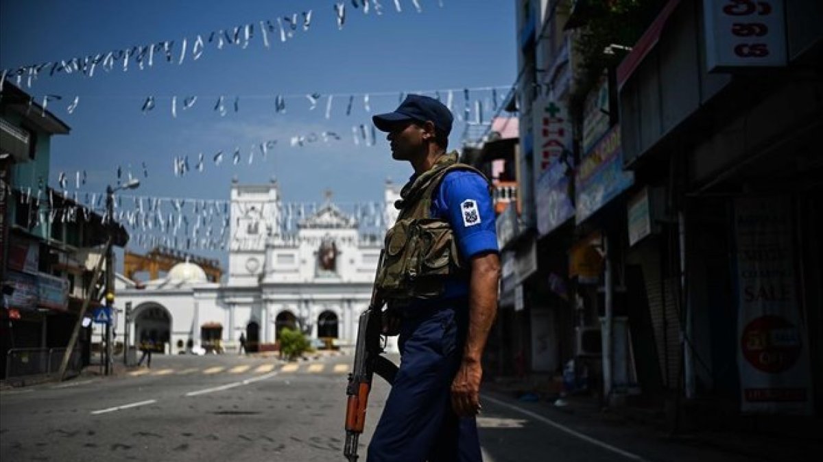 Vigilancia de un templo en Colombo.-AFP / JEWEL SAMAD