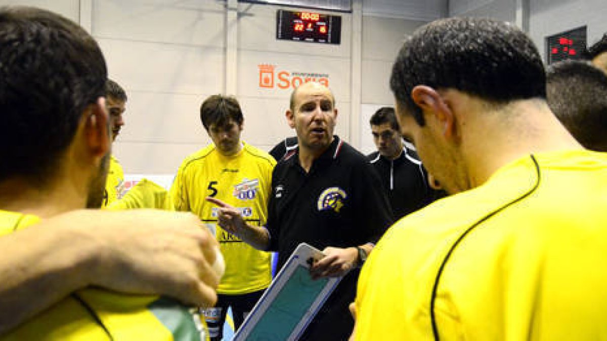 El técnico del Aranga Fernando Sánchez da instrucciones a sus jugadores. / ÁLVARO MARTÍNEZ-