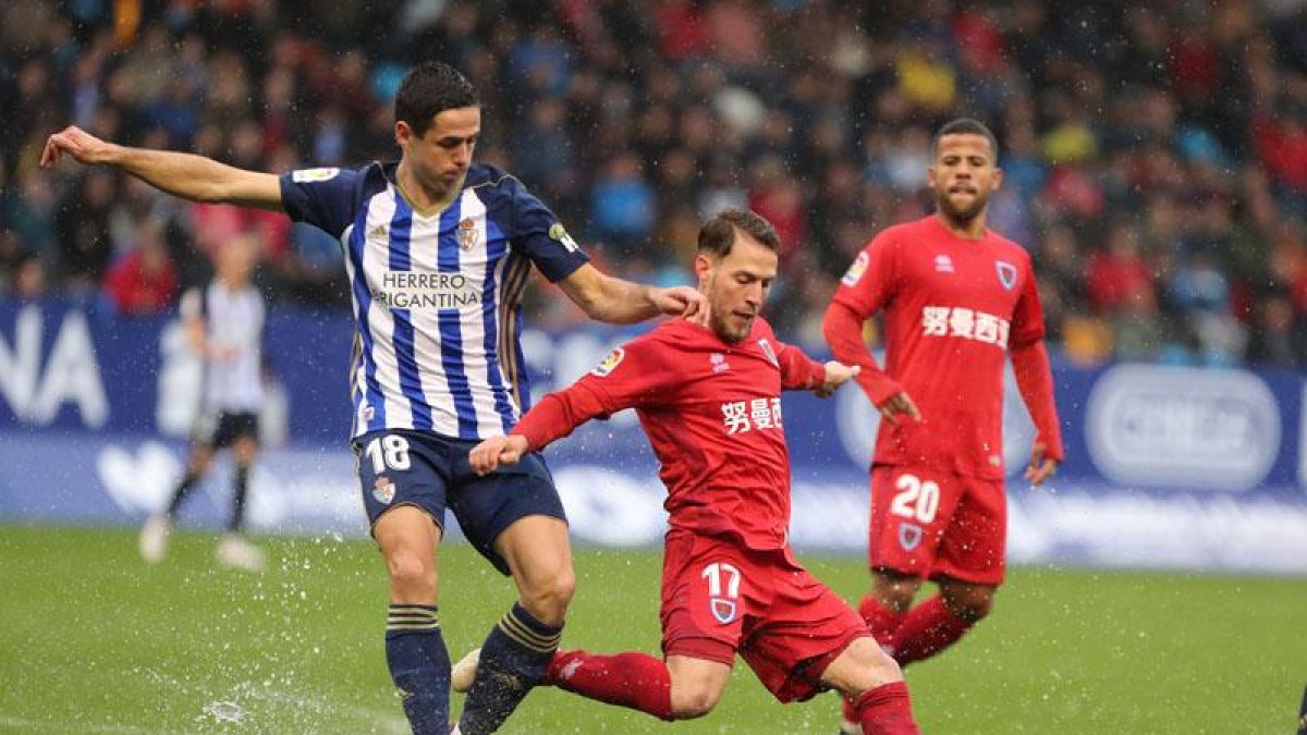 ván Calero intenta golpear en el encharcado campo de El Toralín el pasado sábado.-ÁREA 11