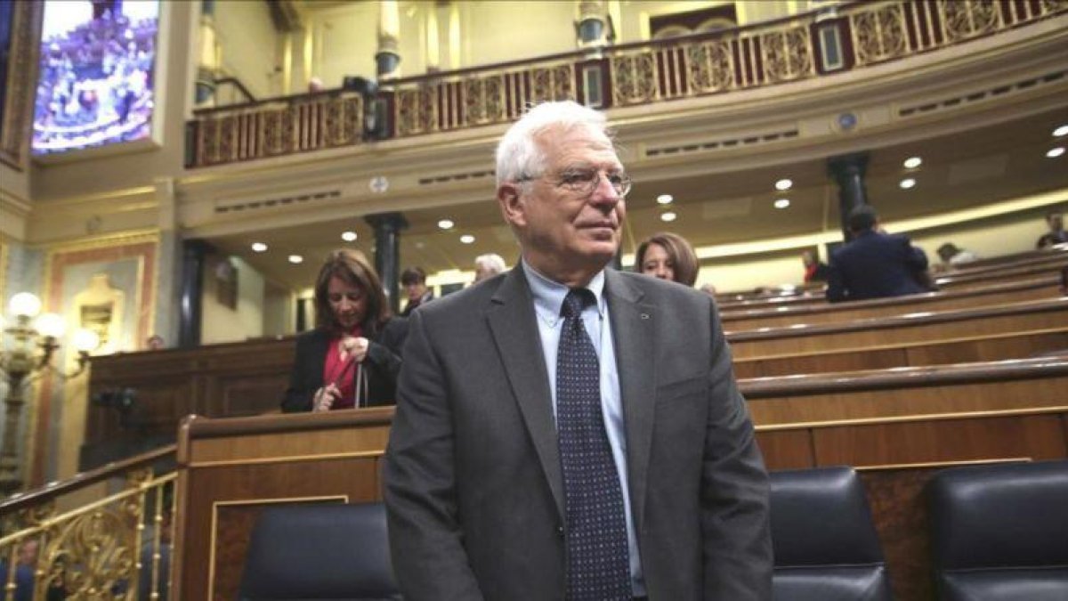 El ministro de Exteriores, Josep Borrell, en una sesión de control en el Congreso.-DAVID CASTRO