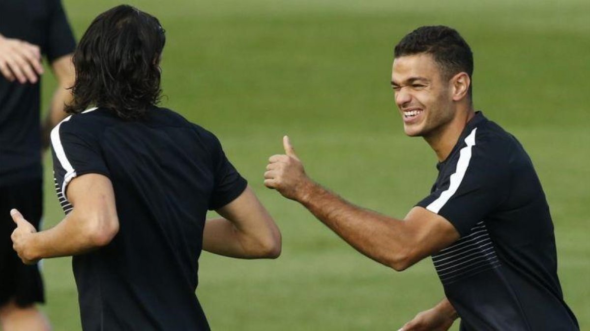 Hatem Ben Arfa habla con el uruguayo Cavani en un entrenamiento del PSG.-REUTERS / BENOIT TESSIER