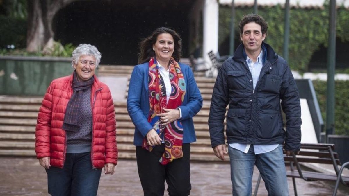 Conchita Martínez, entre la exjugadora Carmen Perea y el vicepresidente de la Federación, Tomàs Carbonell.-JORDI COTRINA