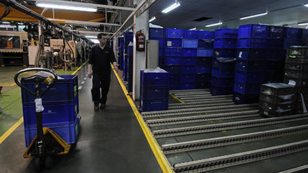 Trabajadores en la planta de Fico Mirrors en Soria. /V.G.-