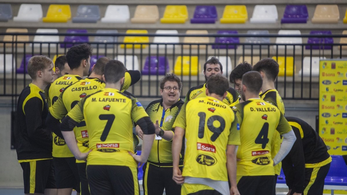 Lluelles da indicaciones a sus jugadores en un tiempo muerto. MARIO TEJEDOR