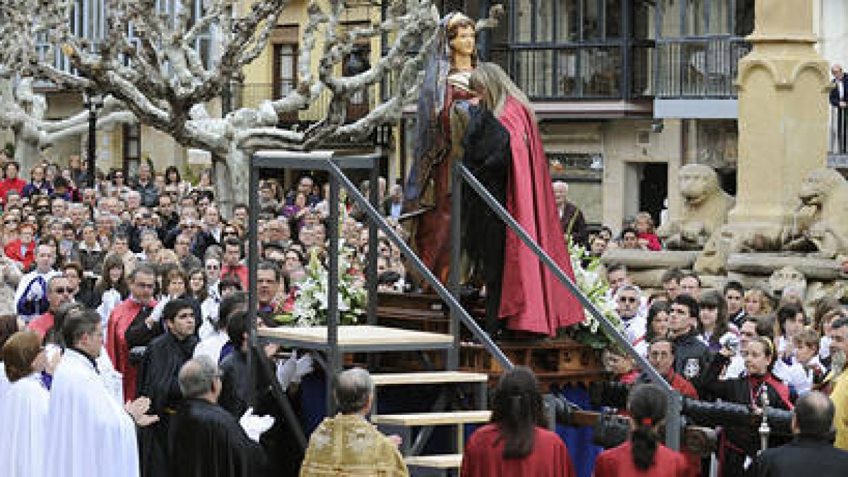 Los cofrades portan la imagen de Jesús Resucitado a su llegada a la Plaza Mayor. / VALENTÍN GUISANDE-