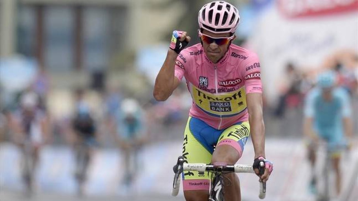 Contador levanta un brazo, tras sentirse ganador del Giro en la cima de Sestriere.-Foto: REUTERS / LA PRESSE / FABIO FERRARI