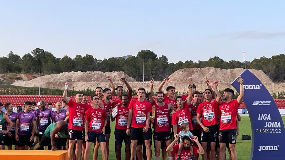 El Atletismo Numantino celebrando la histórica tercera posición en la Liga de Clubes. HDS