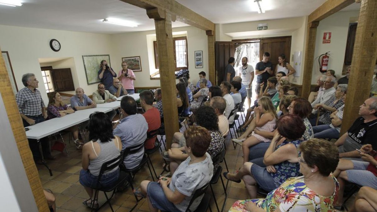 El salón del albergue municipal se llenó para recibir a Barcones, Rey y Latorre.-L.A.T.