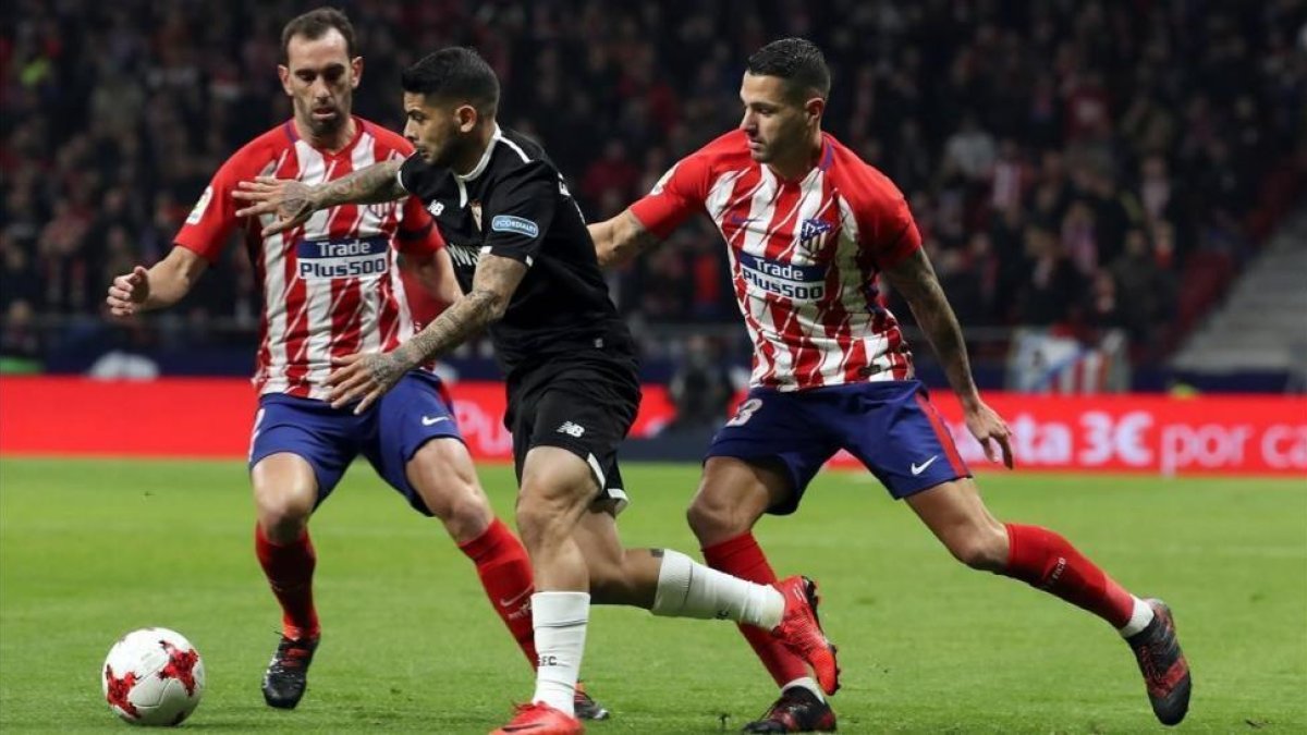 Imagen del partido de Copa entre el Atlético y el Sevilla.-EFE / KIKO HUESCA