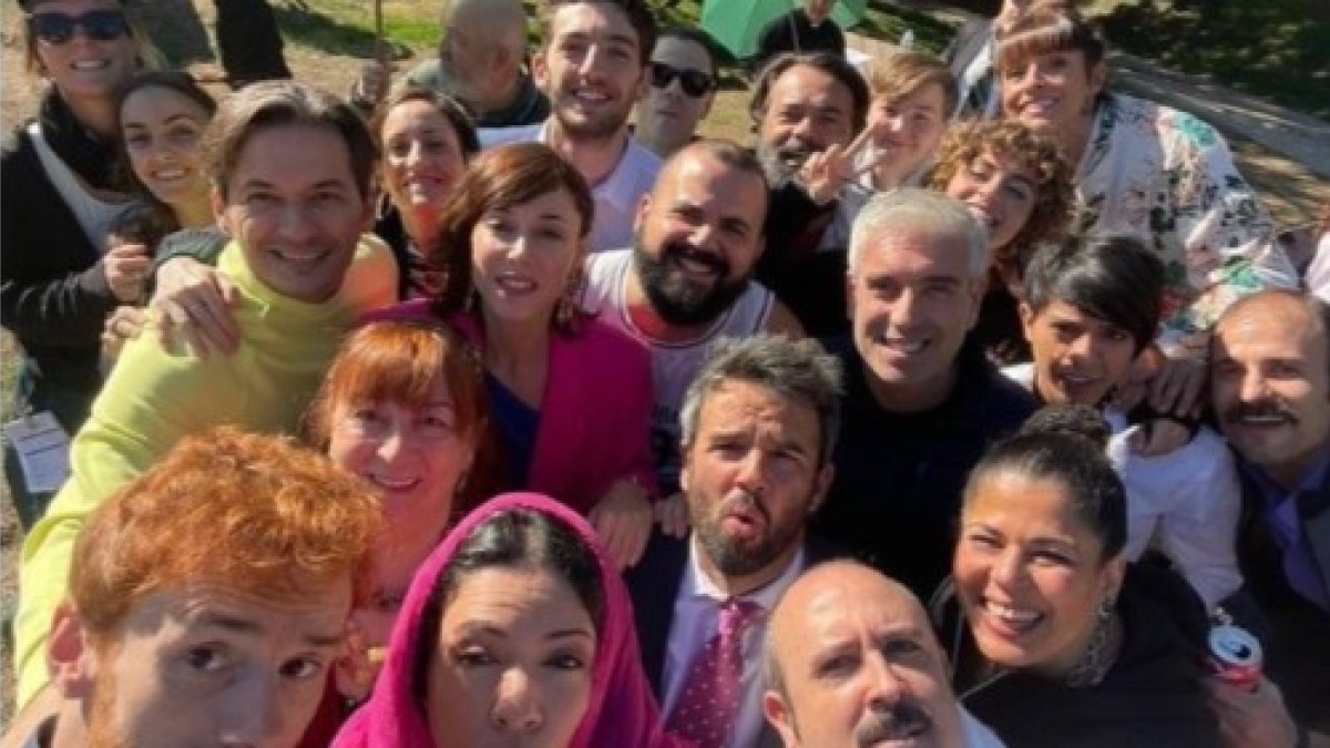 Foto del fin del rodaje de la cuarta temporada de la serie 'El Pueblo' en Peñafría (Valdelavilla, Soria), posiblemente el punto final a la serie. HDS